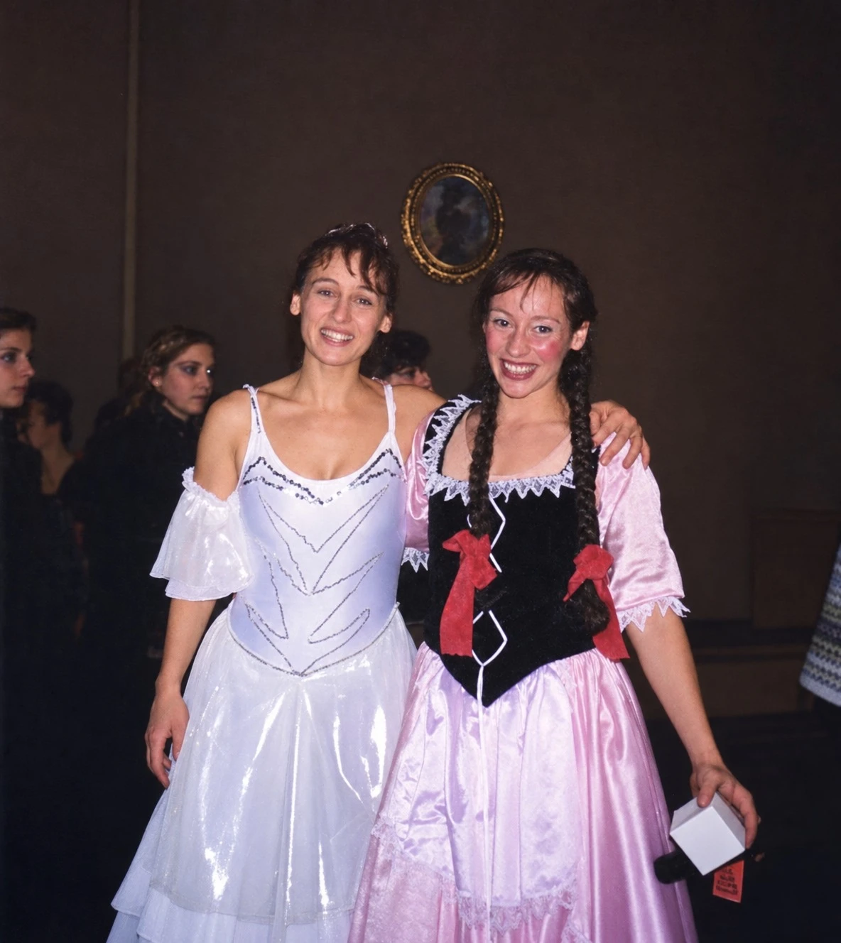 Anna e Daniela Carnevali insieme in costume di scena