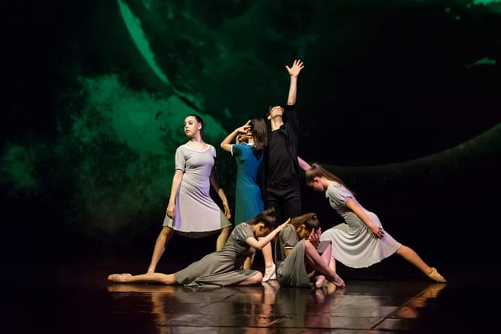 Allieve AC Ballet in una coreografia di danza contemporanea sul palco
