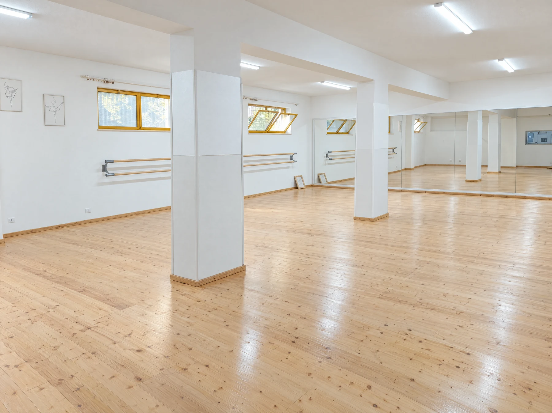La sala AC Ballet con pavimento in legno, specchi e sbarre, rielaborata dalla fotografia originale