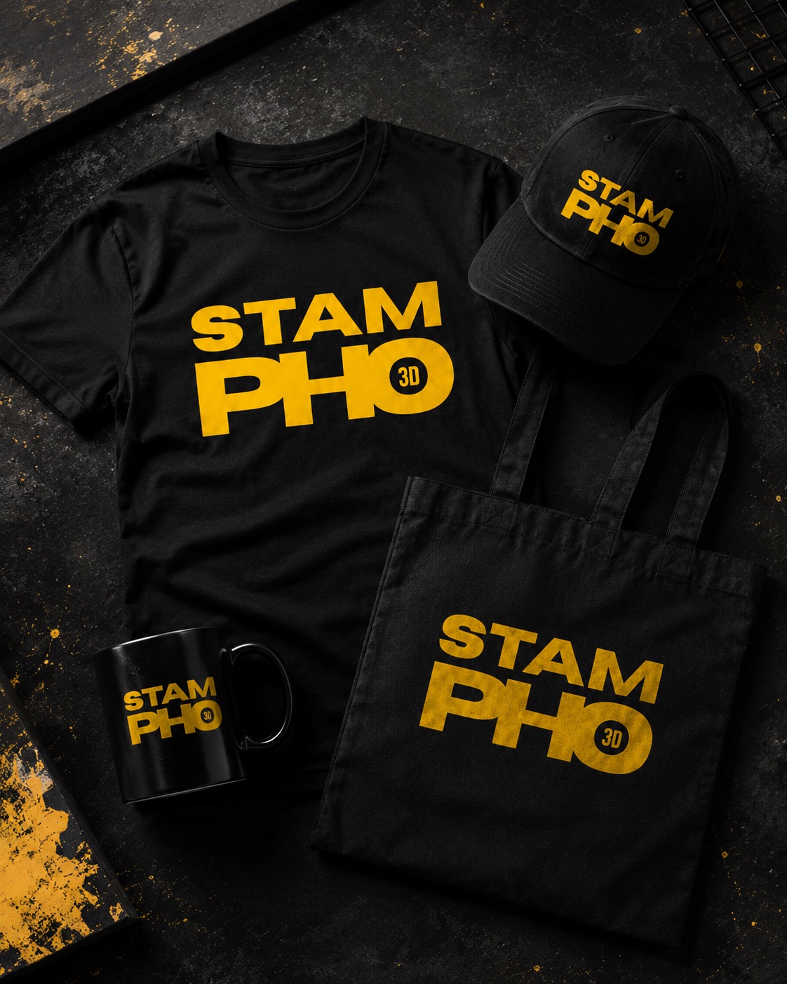 T-shirt, cappellino, borsa e mug neri con stampa gialla