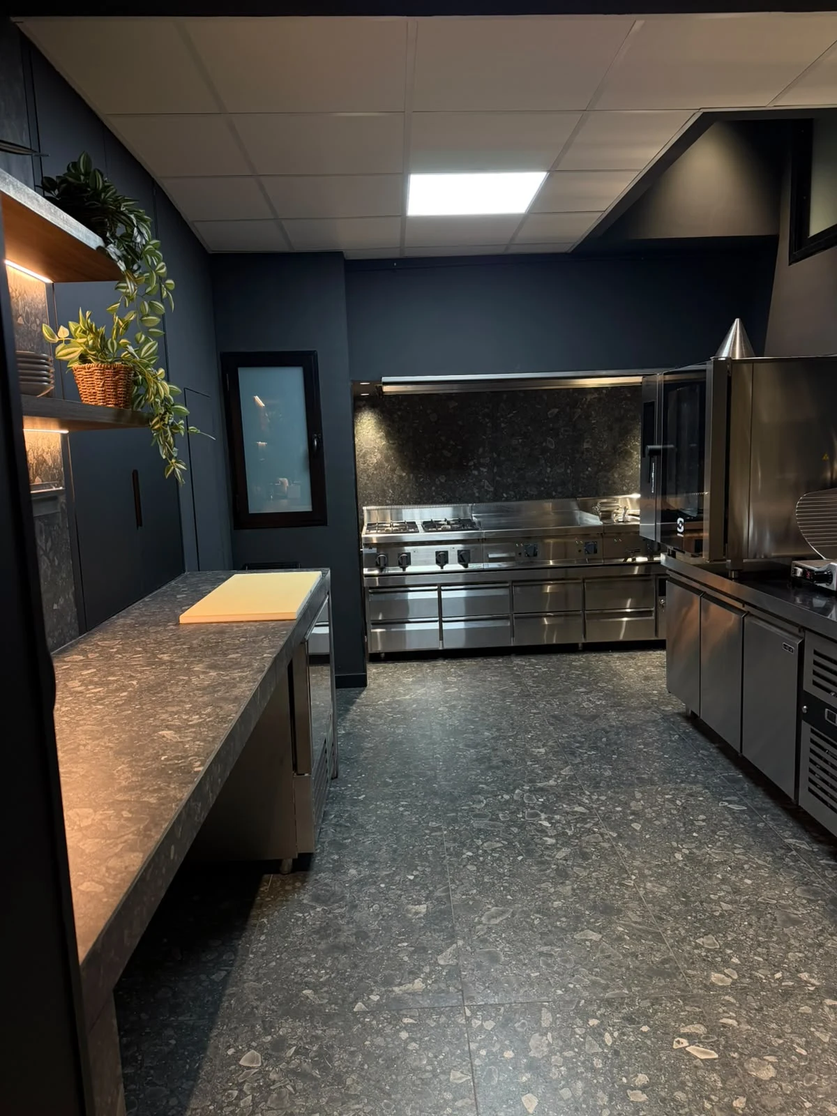 TANTŌ Alicante — The kitchen
