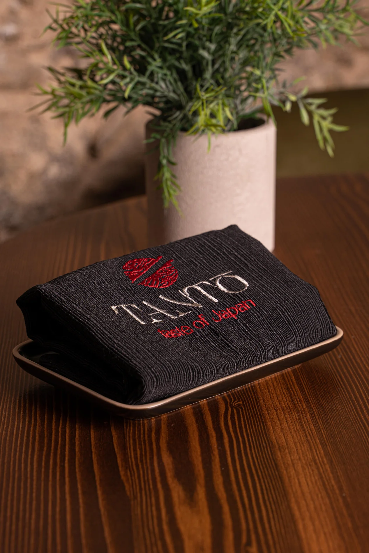 Il logo TANTŌ ricamato sulla mise en place